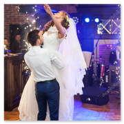 Première danse sous éclairage chaleureux