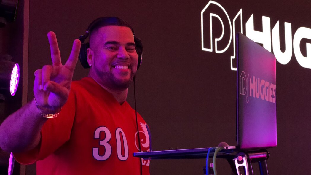 Réception de mariage avec DJ et éclairage chaleureux