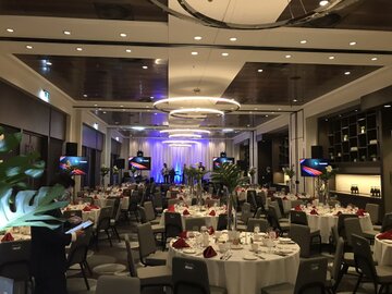 Gala corporatif avec scène et éclairage